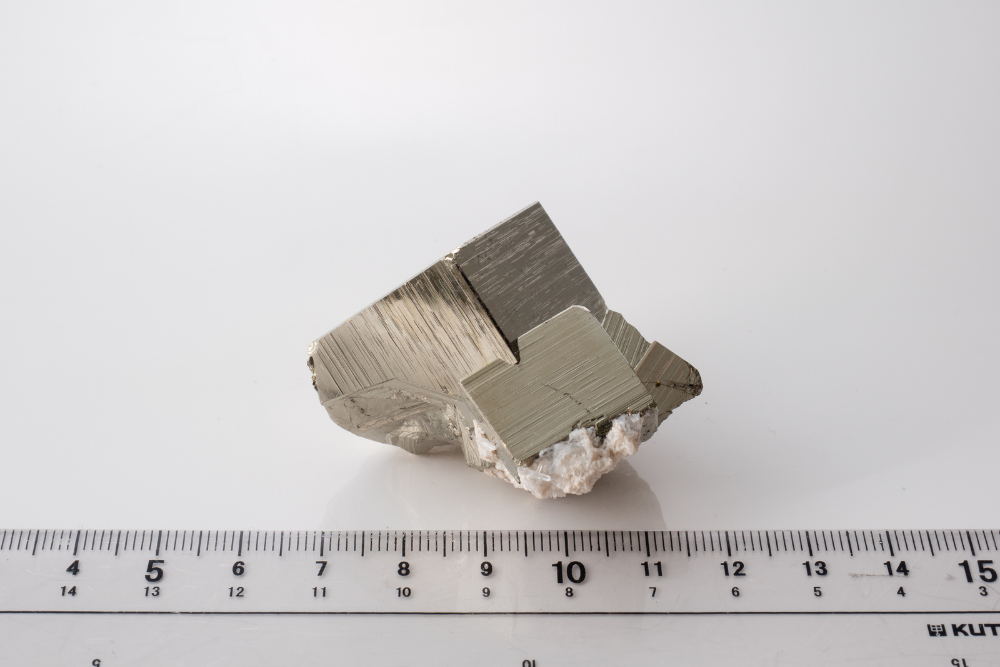 パイライト 黄鉄鉱 原石 001