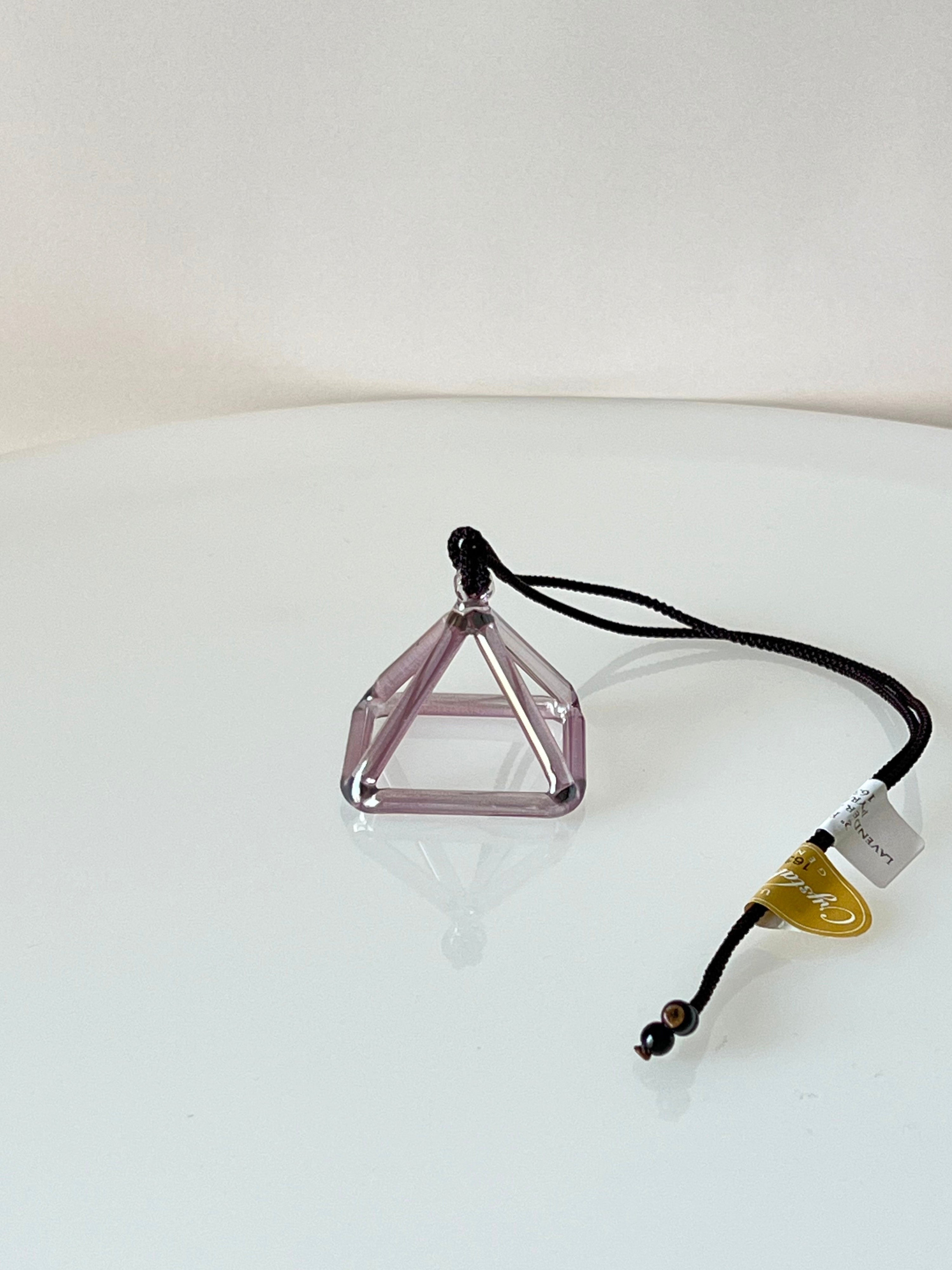 2インチ F#+10 Lavender Aura Gold Pyramid / ラベンダーオーラゴールドピラミッドネックレス
